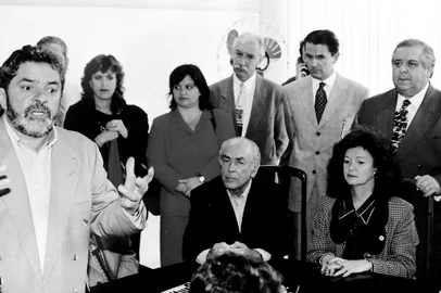 Fotos Antigas. Memória 013. Na foto, Lula anuncia coligação com Leonel Brizola  na eleição presidencial de 1998. Ato ocorrido na Festa da Uva de 1998. PDT, PT. <!-- NICAID(9325367) -->