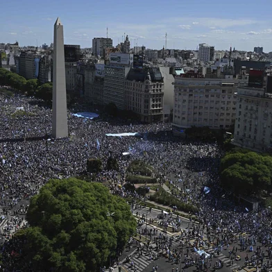 In this aerial view fans of Argentina gather at the Obelisk to celebrate winning the Qatar 2022 World Cup against France in Buenos Aires, on December 18, 2022. (Photo by Luis ROBAYO / AFP)Editoria: SPOLocal: Buenos AiresIndexador: LUIS ROBAYOSecao: soccerFonte: AFPFotógrafo: STF<!-- NICAID(15298855) -->