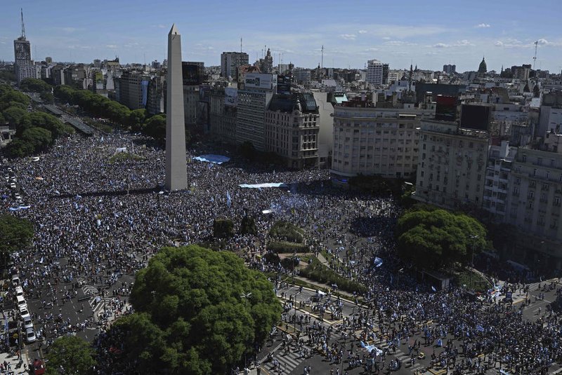 In this aerial view fans of Argentina gather at the Obelisk to celebrate winning the Qatar 2022 World Cup against France in Buenos Aires, on December 18, 2022. (Photo by Luis ROBAYO / AFP)Editoria: SPOLocal: Buenos AiresIndexador: LUIS ROBAYOSecao: soccerFonte: AFPFotógrafo: STF<!-- NICAID(15298855) -->
