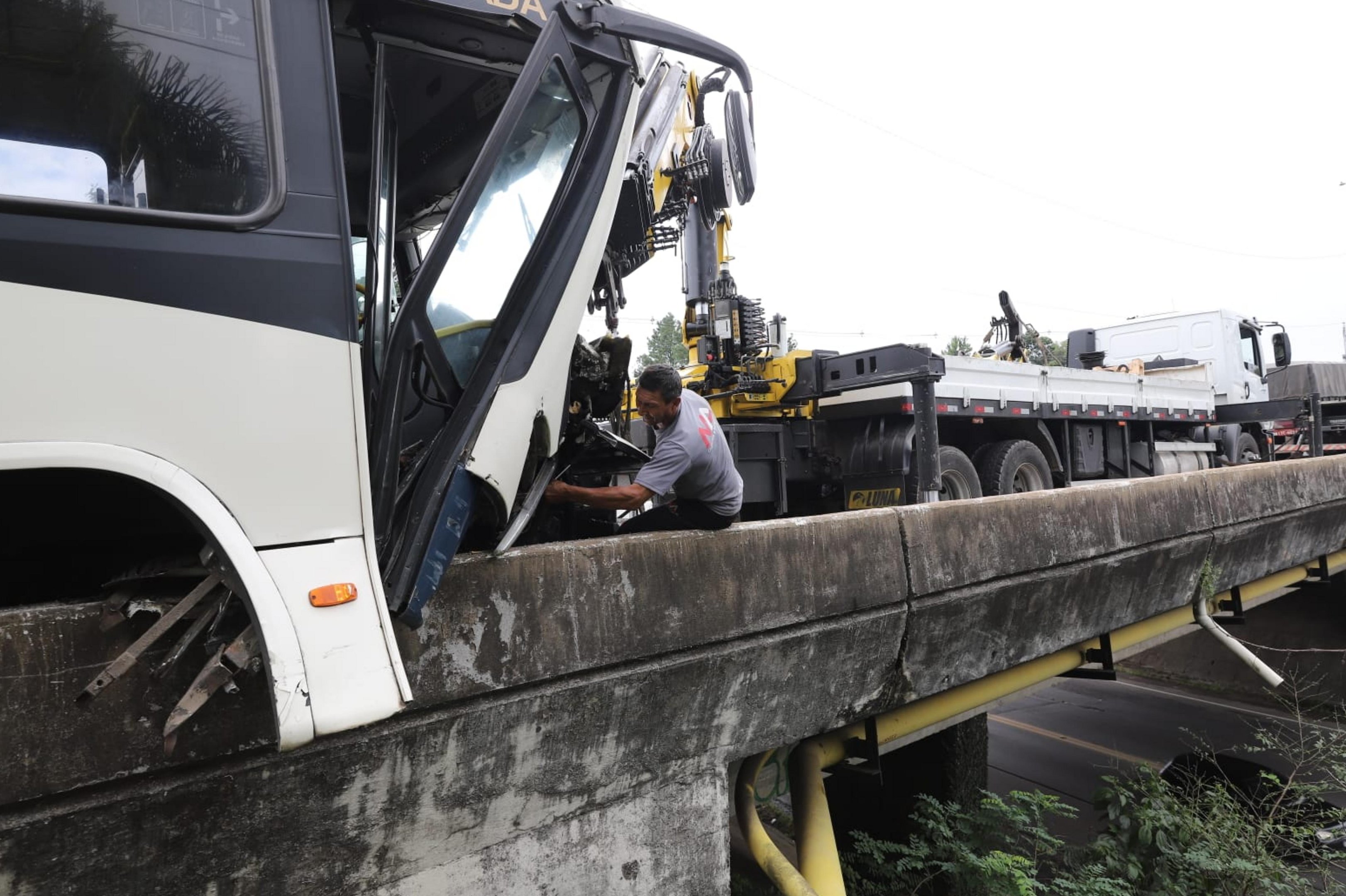 Homem &eacute; arremessado para fora de &ocirc;nibus ap&oacute;s colis&atilde;o na BR-116, em Caxias do Sul