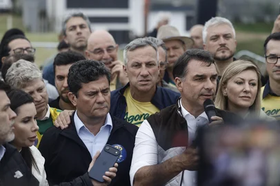 André Ávila / Grupo RBS PORTO ALEGRE, RS, BRASIL - 2026-10-14: Em campanha pela Presidência, Flávio Bolsonaro (PL) cumpre agenda em Porto Alegre. Ao lado dos governadores eleitos Luciano Zucco (PL-RS) e Sérgio Moro (PL-PR) e dos governadores reeleitos Tarcísio de Freitas (Republicanos-SP) e Jorginho Mello (PL-SC), Flávio visita o bairro Sarandi, bastante afetado pela enchente de 2024. (Foto: André Ávila/Grupo RBS)<!-- NICAID(16387352) -->