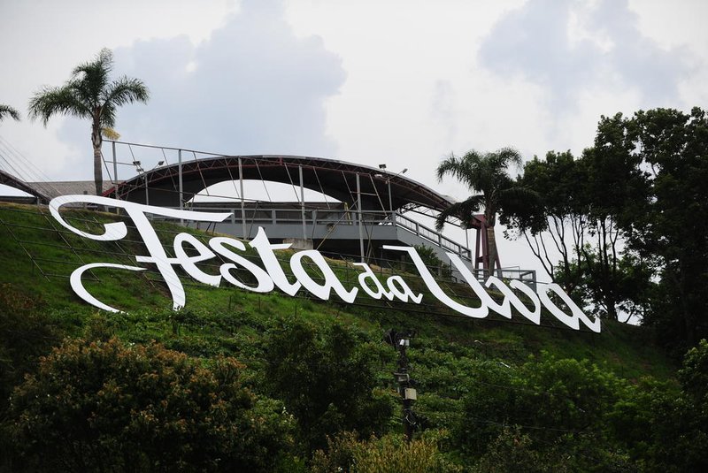 CAXIAS DO SUL, RS, BRASIL, 11/02/2022. Letreiro dos pavilhões da Festa da Uva são recolocados após restauração. (Porthus Junior/Agência RBS)<!-- NICAID(15014548) -->
