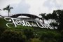 CAXIAS DO SUL, RS, BRASIL, 11/02/2022. Letreiro dos pavilhões da Festa da Uva são recolocados após restauração. (Porthus Junior/Agência RBS)<!-- NICAID(15014548) -->