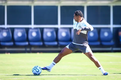 O atacante Tetê em treino do Grêmio no CT Luiz Carvalho.<!-- NICAID(16275245) -->