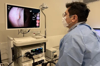 O Serviço de Endoscopia do Hospital Mãe de Deus conta com equipamentos endoscópicos dotados da Inteligência Artificial CAD EYE, da empresa FUJIFILM, usada em colonoscopia diagnóstica e terapêutica. Esse exame observa, por meio de imagens, em tempo real, as mucosas do intestino, e busca a presença ou não de lesões conhecidas como pólipos e outras. Por meio de um software carregado com um banco de dados com grande número de imagens, a máquina possibilita a detecção e a caracterização dessas lesões do intestino, qualificando a precisão do exame e possibilitando diagnósticos mais precoces de doenças como o câncer colorretal.<!-- NICAID(16073372) -->