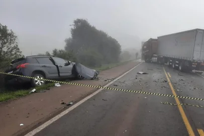 O motorista de um carro morreu após uma colisão frontal com um caminhão na RS-135, em Coxilha, na manhã desta sexta-feira. A identificação da vítima ainda não foi confirmada. Foto: CRBM / Divulgação<!-- NICAID(15101593) -->