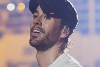Vídeo mostra Enrique Iglesias beijando fã em Las Vegas<!-- NICAID(15209569) -->