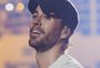 Vídeo: Enrique Iglesias beija fã em Las Vegas e movimenta comentários na internet