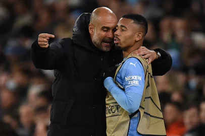 Manchester City's Spanish manager Pep Guardiola (L) speaks with Manchester City's Brazilian striker Gabriel Jesus (R) during the UEFA Champions League Group A football match between Manchester City and Paris Saint-Germain at the Etihad Stadium in Manchester, north west England, on November 24, 2021. (Photo by Oli SCARFF / AFP)Editoria: SPOLocal: ManchesterIndexador: OLI SCARFFSecao: soccerFonte: AFPFotógrafo: STR<!-- NICAID(15635563) -->