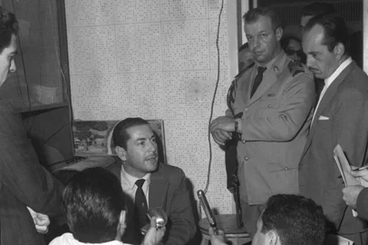 *** Brizola ***Governador Leonel Brizola fala na Rêde Radiofônica da Legalidade no porão do Palácio PiratiniFoto: Palácio Piratini<!-- NICAID(479645) -->