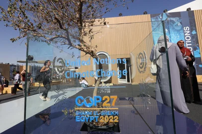 Participants walk outside at the convention center hosting the COP27 climate conference in Egypt's Red Sea resort of Sharm el-Sheikh on November 8, 2022. (Photo by Fayez Nureldine / AFP)Editoria: ENVLocal: Sharm el SheikhIndexador: FAYEZ NURELDINESecao: weather scienceFonte: AFPFotógrafo: STF<!-- NICAID(15258654) -->