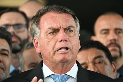 Former Brazil's President Jair Bolsonaro speaks to the media after leaving the Senate building in Brasilia on March 26, 2025. Brazil's Supreme Court on March 26, 2025, ordered far-right ex-president Jair Bolsonaro to stand trial on charges of plotting a coup after failing to win re-election in 2022. (Photo by EVARISTO SA / AFP)Editoria: CLJLocal: BrasíliaIndexador: EVARISTO SASecao: justice and rightsFonte: AFPFotógrafo: Handout<!-- NICAID(16003877) -->