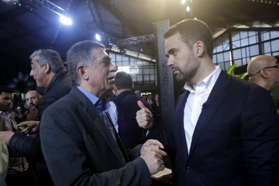 Prefeito de Caxias, Adiló Didomenico, e governador Eduardo Leite, em encontro na Expointer, na abertura da assembleia geral de prefeitos da Federação das Associações de Municípios do Rio Grande do Sul (Famurs).<!-- NICAID(15526745) -->