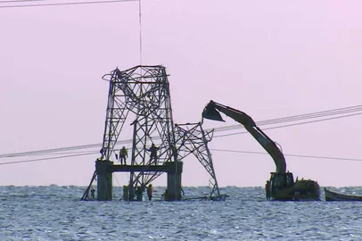 Equipes tentam recuperar torres de transmissão derrubadas pelo ciclone na Lagoa Mirim<!-- NICAID(16344062) -->