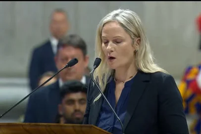 A gaúcha Andressa Collet, natural de Erechim, no norte do RS, foi a responsável por ler a Oração Universal, durante a missa de abertura do conclave, nesta quarta-feira (7).<!-- NICAID(16031765) -->