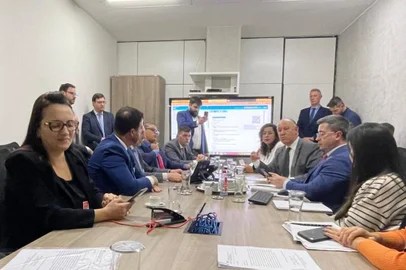 Em reunião na tarde desta quarta-feira (21) no Ministério da Saúde, em Brasília, o chefe da assessoria especial de assuntos parlamentares do Ministério da Saúde (MS), Francisco José D’Angelo Pinto, deu uma boa notícia à comitiva caxiense que foi à capital tratar das demandas envolvendo o Hospital Geral (HG) de Caxias do Sul – a habilitação dos leitos e os recursos federais para custeio da operação:– Helvécio (Magalhães, Secretário de Atenção Especializada à Saúde do MS) me autorizou a falar aqui com vocês que o pleito de Caxias do Sul está bem encaminhado e prestes a ser resolvido. Ele não me permitiu informar valores, mas é muito próximo do que está sendo pleiteado aí – afirmou Francisco na reunião.O chefe da assessoria especial recebeu a comitiva de Caxias, composta de 17 integrantes, para tratar de três temas principais: a habilitação dos novos leitos do HG, a solicitação de aumento do Teto MAC (média e alta complexidade) de Caxias e a habilitação da UPA Central após encaminhamento do plano de prevenção e proteção de combate a incêndio (PPCI), feito em 2020. Francisco teve que se ausentar da reunião em determinado momento para se encontrar com a ministra da Saúde, Nísia Trindade, e o secretário Helvécio, na qual recebeu a confirmação da proximidade de conclusão do pleito. No início da reunião, o diretor do Hospital Geral, Sandro Junqueira, apresentou dados a respeito do hospital. O valor necessário para habilitação, mencionado por Junqueira, é de aproximadamente R$ 7 milhões.<!-- NICAID(15462827) -->