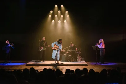 Em sua turnê "Tetein: a incerteza é uma glória" para apresentação do álbum Tetein, o músico Ian Ramil mostrará o seu novo trabalho em Caxias do Sul, no show que acontecerá dia 14 de março, às 20h, no Teatro Sesc Caxias do Sul (Rua R. Moreira César, 2462). Ian Ramil, que já ganhou o Grammy Latino de Melhor Disco de Rock, em 2016, está em seu terceiro disco. Ele leva ao palco um universo sonoro inovador onde guitarra e bateria abrem espaço para vocais massivos, arranjos orquestrais e eletroacústica conectados por uma cuidadosa direção musical.<!-- NICAID(15691901) -->