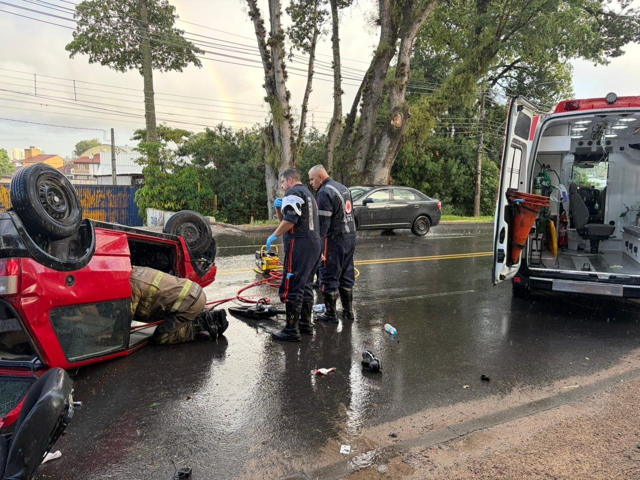 Carro capota e deixa duas pessoas feridas na zona sul de Porto Alegre