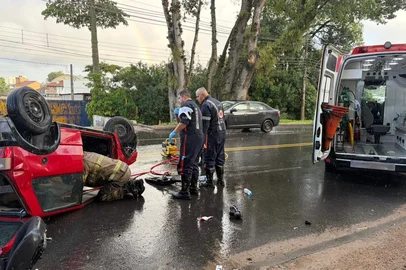 Uno capotou na zona sul de Porto Alegre e deixou duas pessoas feridas