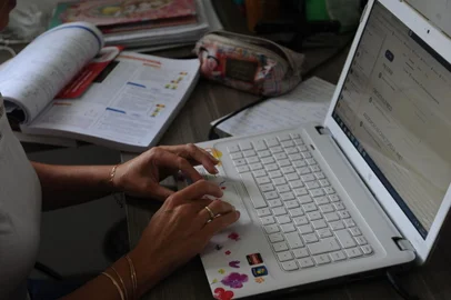 CAXAIS DO SUL, RS, BRASIL (13/11/2020)Professora de Química Katiuscia Hemann para a reportagem Se vira nos 30, que mostra a rotina dos professores entre aulas presenciais e ensino remoto em função da pandemiA. (Antonio Valiente/Agência RBS)<!-- NICAID(14641984) -->