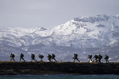 NATO's Exercise Cold Response 2022, military exercise in the ArcticUS soldiers from the 3rd Battalion, part of the 6th Marine Regiment participate in the international military exercise Cold Response 22, at Sandstrand, North of in Norway, on March 21, 2022. - Cold Response is a Norwegian-led winter exercise in which NATO and partner countries participate. (Photo by Jonathan NACKSTRAND / AFP)Editoria: WARLocal: SandstrandIndexador: JONATHAN NACKSTRANDSecao: diplomacyFonte: AFPFotógrafo: STR<!-- NICAID(15049628) -->