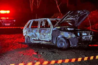 Duas pessoas morreram e uma ficou gravemente ferida em ocorrência de carro incendiado na RS-446, em Carlos Barbosa, na madrugada desta sexta-feira (21). Os bombeiros voluntários do município foram acionados por volta das 3h30min para combate ao fogo que consumia o carro modelo Uno às margens da rodovia, no km 14, que fica na localidade de São José. Os corpos de duas pessoas ainda não identificadas estavam carbonizados no interior do veículo. Um homem de 24 anos estava ferido na rodovia e foi socorrido ao Hospital São Roque, em estado grave, sendo posteriormente, segundo a Brigada Militar, transferido ao Hospital Tacchini, de Bento Gonçalves.<!-- NICAID(15488581) -->