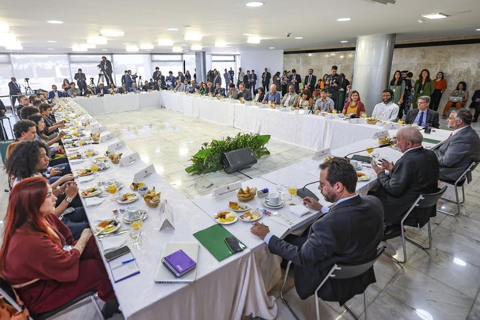 Lula diz que governo prepara pacote para regular mídias digitais contra desinformação | GZH
