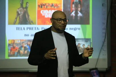 Alvorada, RS, BRASIL, 14/11/2024- André Valdez é jornalista e possui um projeto que realiza palestras sobre o protagonismo negro no audiovisual brasileiro em escolas. Fotos na Escola Gentil Viegas Cardoso, Alvorada. Foto: Ronaldo Bernardi / Agencia RBS<!-- NICAID(15913709) -->