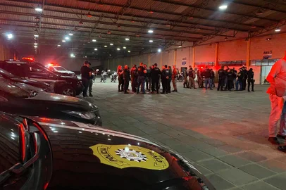 Homem é preso com armas e drogas em operação na zona norte de Porto Alegre<!-- NICAID(15507714) -->