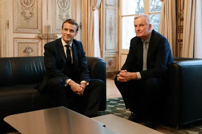 French president Emmanuel Macron (L) poses with European Commission Chief Negociator Michel Barnier prior to their meeting at the Elysee palace in Paris, on January 31, 2020, a few hours before Britain officially leaves the European Union. Britain on January 31, 2020 will end almost half a century of integration with its closest neighbours and leave the European Union, starting a newchapter in its long history. (Photo by Ludovic MARIN / POOL / AFP)Editoria: POLLocal: ParisIndexador: LUDOVIC MARINSecao: diplomacyFonte: POOLFotógrafo: STF<!-- NICAID(15858914) -->