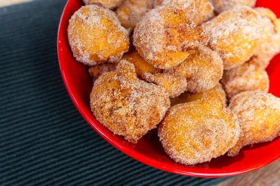 PORTO ALEGRE, RS, BRASIL, 18/01/2017 : Destemperados: Receitas com cara de praia: tainha recheada com camarão, violinha frita, pastel de carne, bolinho de chuva, galinha escabelada e rosca de polvilho. (Omar Freitas/Agência RBS)Indexador: Omar Freitas<!-- NICAID(12686783) -->