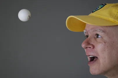 PORTO ALEGRE, RS, BRASIL, 06-11-2025: O mesatenista João Mendes de Oliveira, 62, durante entrevista em GZH. Por sugestão da esposa, Norma Cristina Ferreira Amaral, 61, ele começou a praticar tênis de mesa após o diagnóstico de Parkinson e agora vai disputar o mundial do esporte em novembro. Foto: Mateus Bruxel/Agência RBSIndexador: MATEUS BRUXEL<!-- NICAID(16162389) -->