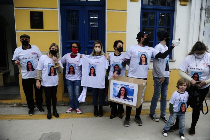 Familiares e amigos vestiram camisetas brancas com foto de Brenda