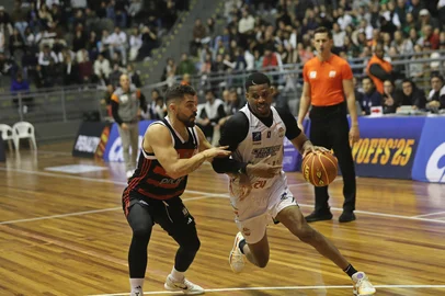 CAXIAS DO SUL, RS, BRASIL. 02/05/2025. Jogo 4 dos playoffs do NBB, entre Caxias Basquete e Flamengo, no Ginásio do SESI, em Caxias do Sul. (Ulisses Castro / Agência RBS).<!-- NICAID(16029286) -->
