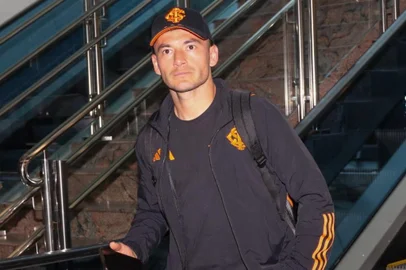 O meio-campista Charles Aránguiz embarca com a delegação do Inter no Aeroporto Salgado Filho para Buenos Aires, para o jogo de ida contra o River Plate pela Libertadores.<!-- NICAID(15496654) -->