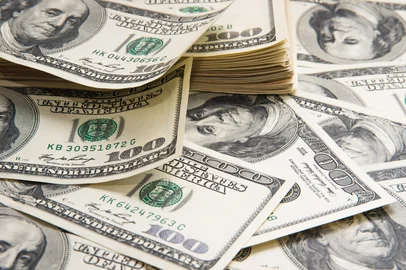Reprodução / adobe.stock.com Background of 100 dollar bills<!-- NICAID(16380759) -->