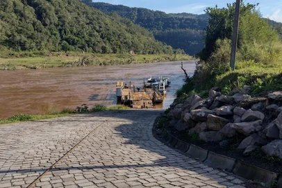 Travessia por balsa entre Santa Tereza e São Valentim do Sul é interrompida<!-- NICAID(16319562) -->