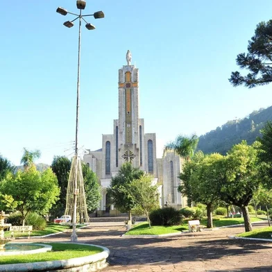 Praça central de Galópolis, com araucária que depois seria cortada.<!-- NICAID(14398057) -->