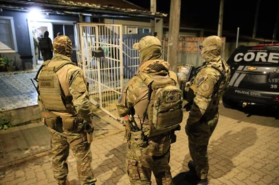 CACHOEIRINHA, RS, BRASIL, 12-05-2026: Um grupo apontado em 41 inquéritos como responsável por dezenas de roubos de cargas no Estado e por lavagem de dinheiro é alvo da Polícia Civil nesta terça-feira (12). Na Operação Via Ápia, policiais cumprem 11 mandados de prisão preventiva e 15 de busca e apreensão em Porto Alegre, Cachoeirinha, Gravataí, Viamão e Alvorada. Foto: Ronaldo Bernardi/Agência RBS<!-- NICAID(16283234) -->
