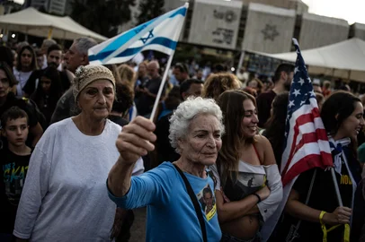 People celebrate at Hostage Square in Tel Aviv on October 9, 2025, following the announcement of the new Gaza ceasefire deal. Thousands of jubilant Israelis gathered in a Tel Aviv square on October 9, hopeful for the return of hostages held in Gaza since two years of fear and worry, after Israel and Palestinian factions reached a hostage release and truce deal in a major step towards ending the war. (Photo by JOHN WESSELS / AFP)<!-- NICAID(16142613) -->