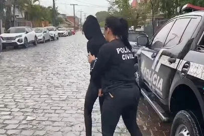 Polícia Civil / Divulgação A Polícia Civil prendeu preventivamente, nesta quarta-feira (10), a mãe de um menino de 2 anos que sofreu abusos sexuais do pai em Canoas, na Região Metropolitana de Porto Alegre. A identidade dela não foi divulgada para preservar a segurança da criança.<!-- NICAID(16184016) -->
