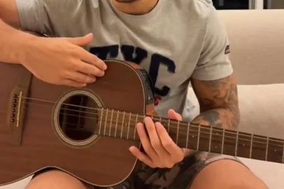 Família de Marília Mendonça rifa violão da cantora em prol das vítimas das enchentes no RS. Na foto, João Gustavo, irmão de Marília.<!-- NICAID(15757492) -->