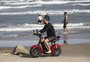 Scooters elétricas viram febre no Litoral Norte; saiba as regras e quem pode pilotar