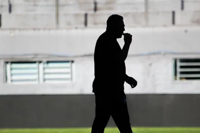 Técnico Luizinho Vieira no último treino do Caxias antes de encarar o Flu no Estádio Centenário.<!-- NICAID(15988699) -->