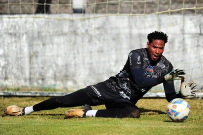 VERANÓPOLIS, RS, BRASIL, 10/07/2025. Treino do Veranópolis no estádio Antônio David Farina. O VEC está disputando Campeonato Gaúcho Série A2, Divisão de Acesso. Na foto, goleiro Lucas Alves. (Porthus Junior/Agência RBS)<!-- NICAID(16078394) -->