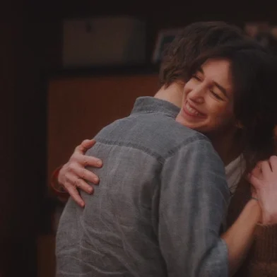 Noites de Paris, novo filme de Mikhaël Hers, estreia em Caxias. O filme se passa em 1981, ano em que François Mitterand foi eleito. Nessa mesma época, Elizabeth (Charlotte Gainsbourg) se separa do marido, e terá de sustentar sozinha seus dois filhos adolescentes. Trabalhando num programa de rádio noturno, ela conhecerá uma adolescente problemática, Talulah (Noée Abita), que, pela primeira vez, experimentará o que é ter uma família.<!-- NICAID(15281049) -->