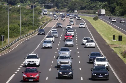 RS, Brasil, 10-02-2024: Movimento de veículos em direção ao litoral norte na Freeway. Foto: Mateus Bruxel/ Agência RBS<!-- NICAID(15675762) -->