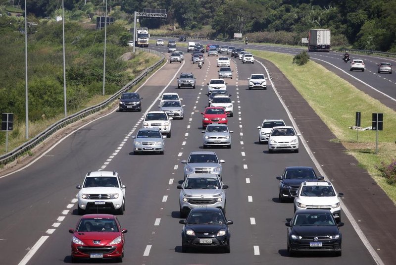 RS, Brasil, 10-02-2024: Movimento de veículos em direção ao litoral norte na Freeway. Foto: Mateus Bruxel/ Agência RBS<!-- NICAID(15675762) -->