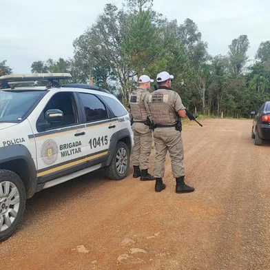 PLACA BORRADA. Na tarde desta sexta-feira (26), um jovem de 18 anos foi morto a tiros na rua Pinheiro Machado, no bairro Vila Verde em Guaporé. Por volta das 15h20min, Maicon Cauã Fogassa Ferreira caminhava pela calçada quando um veículo Polo de cor preta se aproximou, e dois homens que estavam no carro iniciaram os disparos contra a vítima. Maicon foi socorrido pelo Samu, que constatou o óbito. É o oitavo homicídio registrado em Guaporé neste ano, igualando o índice de mortes no município de todo o ano de 2022.<!-- NICAID(15439915) -->