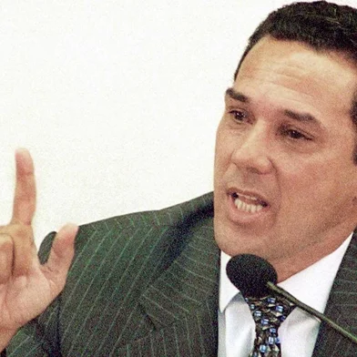 Wanderley Luxemburgo - depoimento do treinador na CPI do FutebolEl ex director tecnico del seleccionado brasileno de futbol, Wanderley Luxemburgo gesticula, el 30 de noviembre de 2000, al declarar en la Comision Parlamentaria de Investigacion en el Congreso Nacional en Brasilia, Brasil. Luxemburgo, intimado a informar sobre su declaracion de renta impositiva, comunico que no habia declarado 30 cuentas bancarias porque es una "persona  desprolija".    (FILM)  AFP PHOTO/Evaristo SA#PÁGINA:65 Fonte: AFP Fotógrafo: EVARISTO SA<!-- NICAID(680241) -->